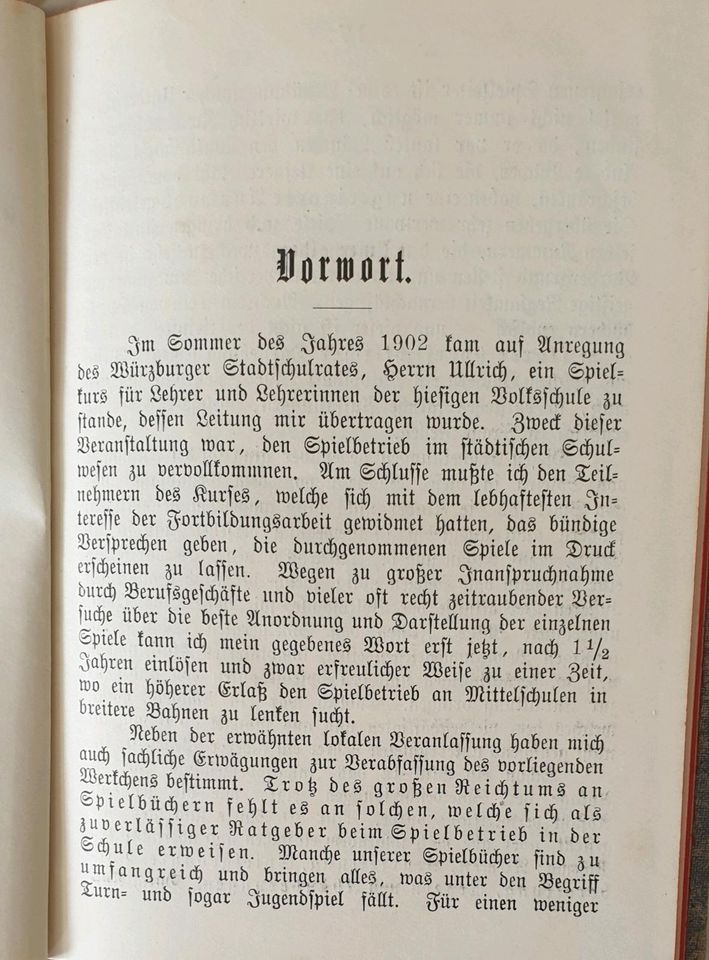 Buch "Sammlung beliebtester Turnspiele" aus dem Jahr 1904 in Pliening