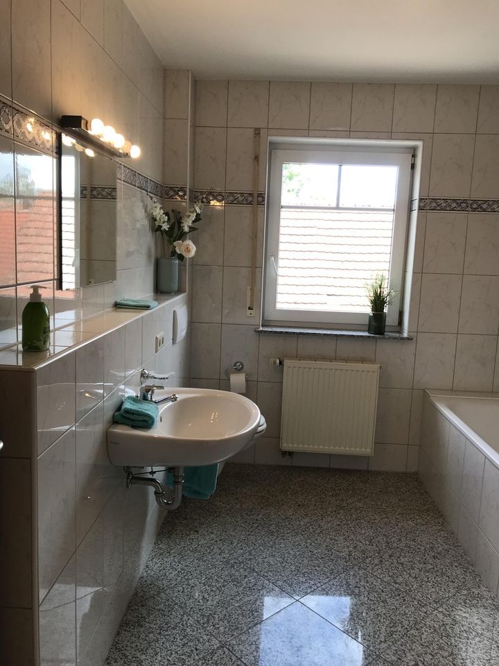 Sonnige 2,5 Zimmerwohnung - 72 m² -mit schönem Balkon- Gröningen in Satteldorf