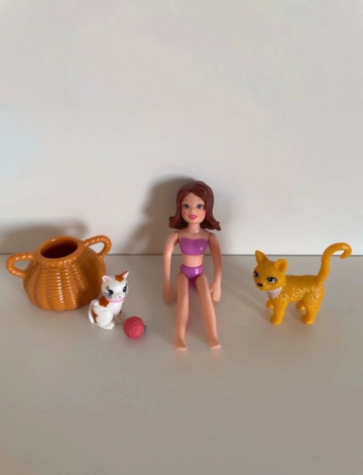 Polly Pocket mit Katzen / Kinderspielzeug Puppe in Hanau