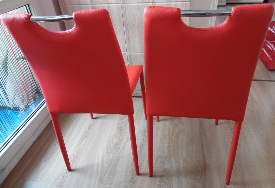 2 Rote Stühle, Lederimitat, Neuwertig, Zusammen für 38 € abzugebe in Berlin