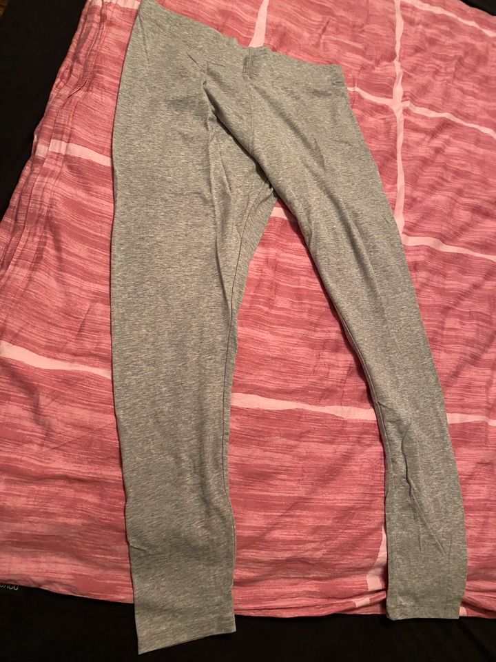 3 neue Leggings Größe XL / 44 in Schlüsselfeld