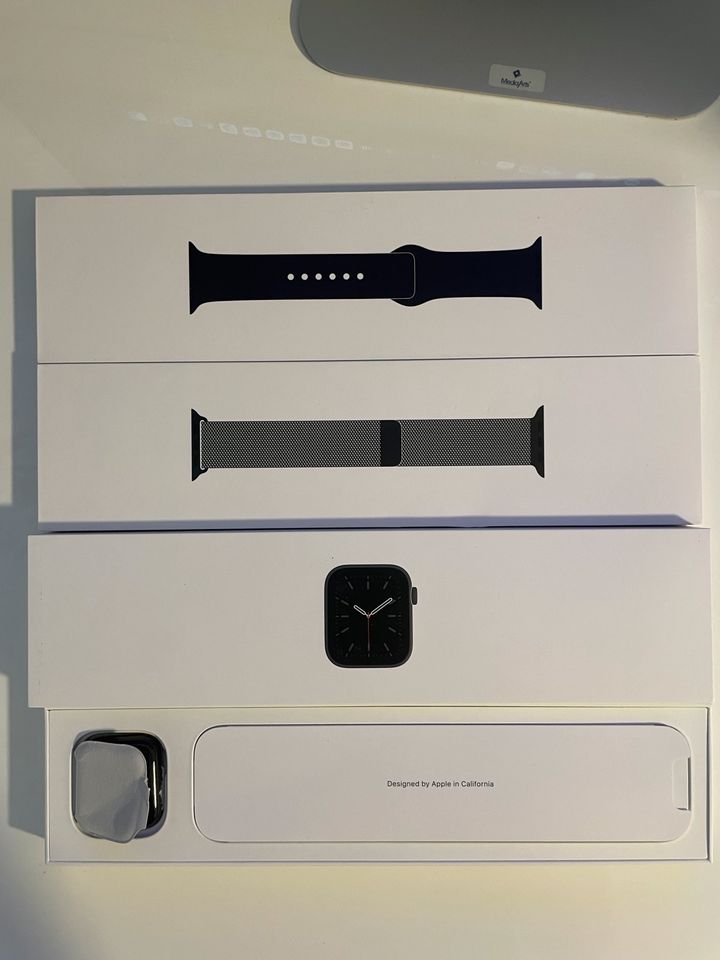 Apple Watch Series 6 40 mm + zwei Armbänder in Renningen