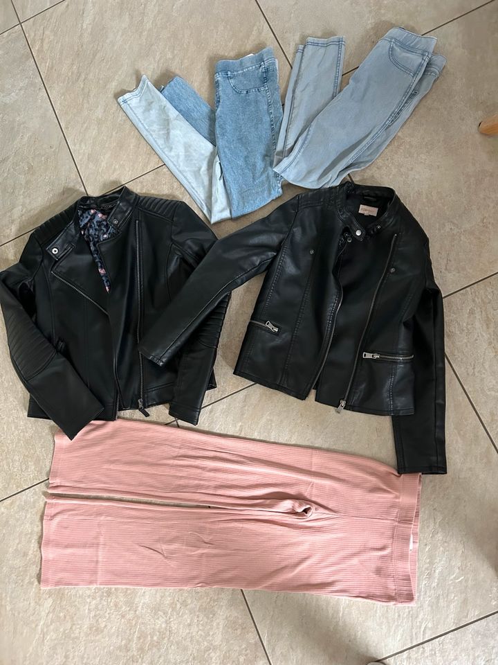 Kleider Paket Mädchen Lederjacke Jeans in Kamp-Lintfort