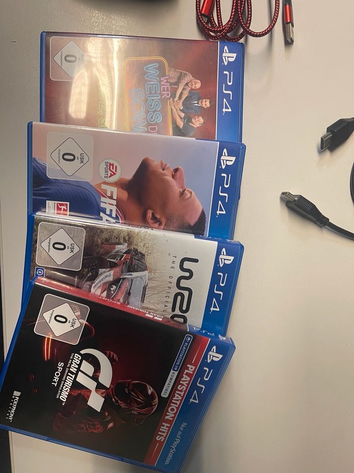 Playstation 4 Pro + 3 Controler + Spiele in Eisenhüttenstadt