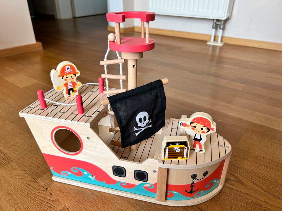 Piratenschiff auf Holz Spielzeug in Düsseldorf