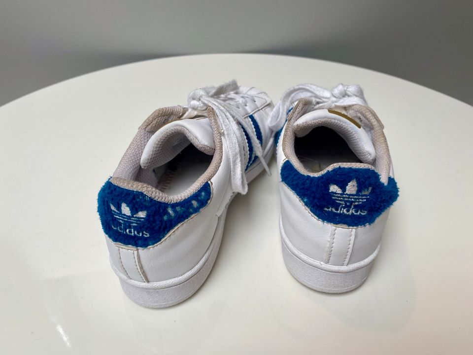 Adidas Superstar Sonder Edition weiß blau Gr. 31 in Haibach Unterfr.