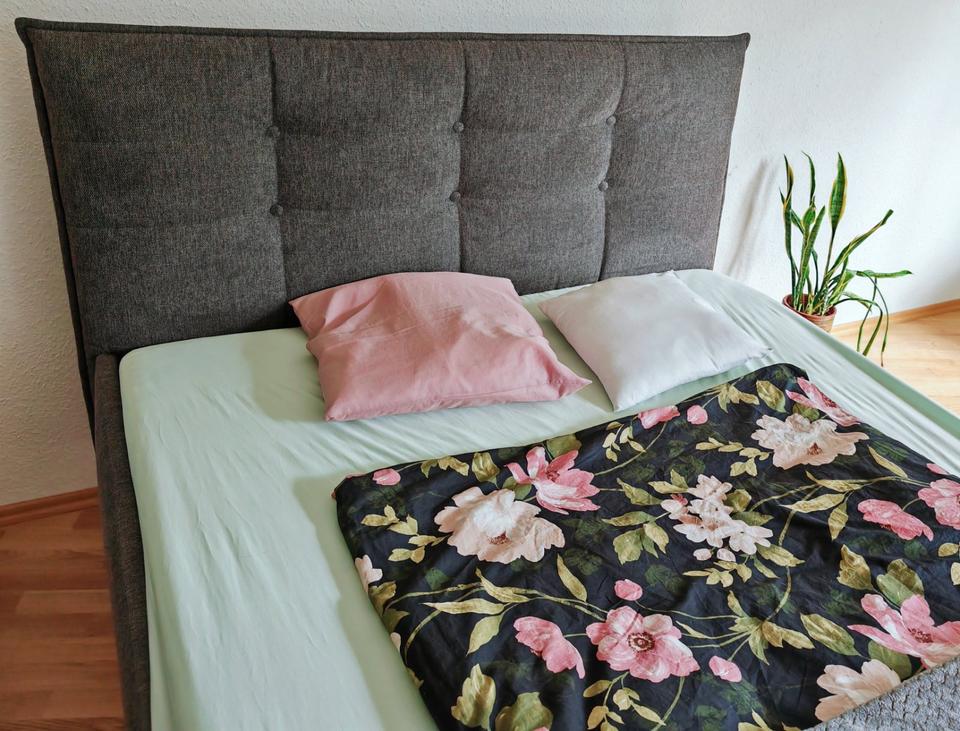 Komplettes Bett 180x200 mit Matratze &Lattenrost in Leipzig