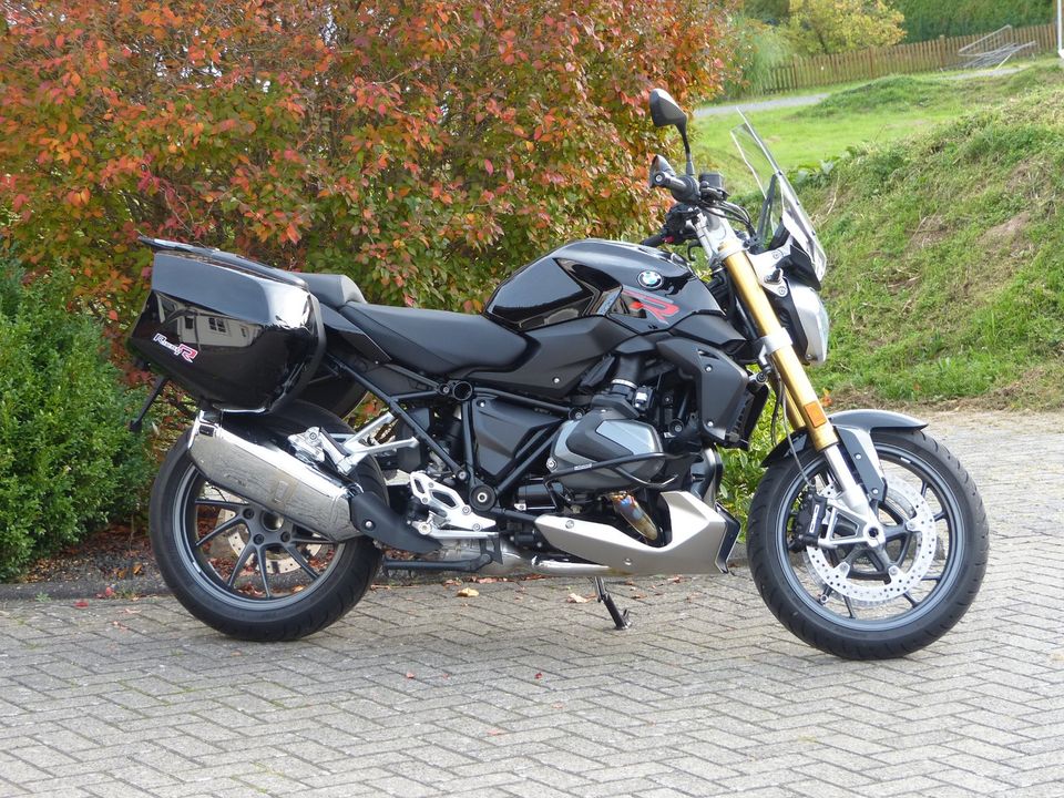 BMW R 1250 R R1250R Blackstorm Mod. 22 mit 2 Paketen in Melsungen