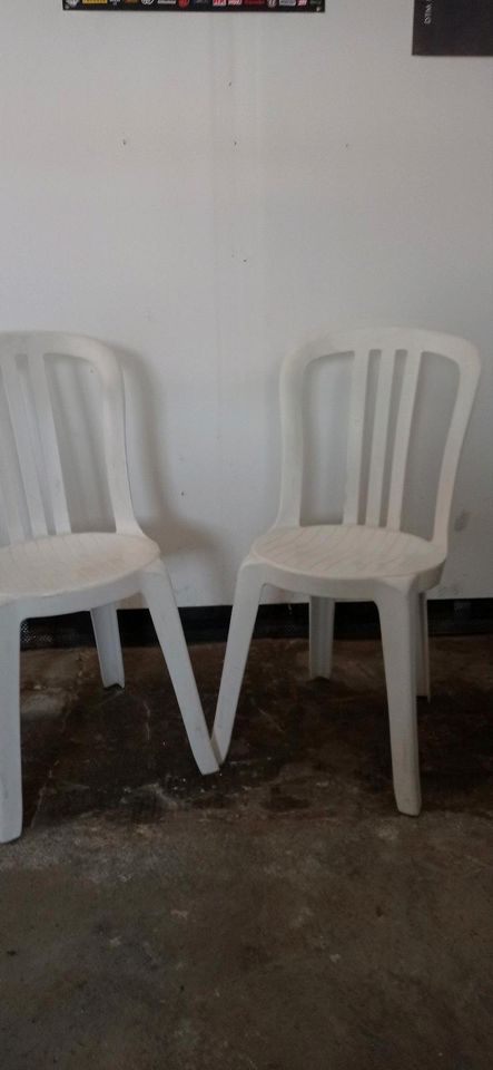 Zwei weiße Gartenstühle in Werdau