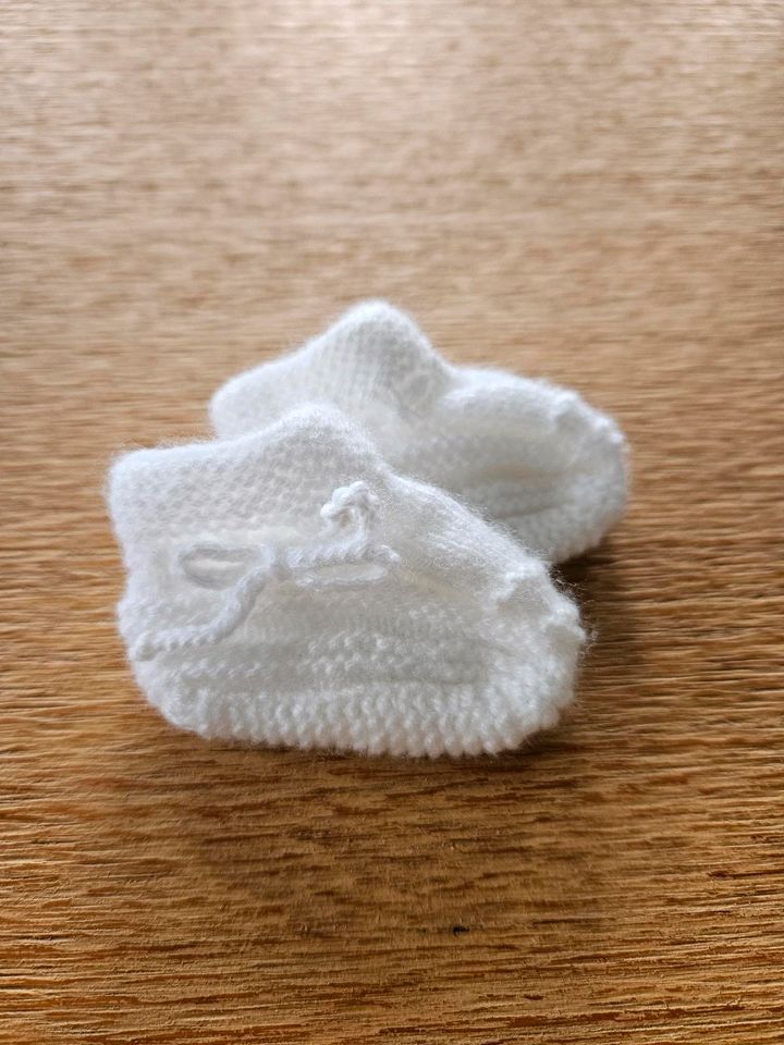 Puppen/ Reborn Baby weiße Strickschuhe, 6cm in Wilnsdorf