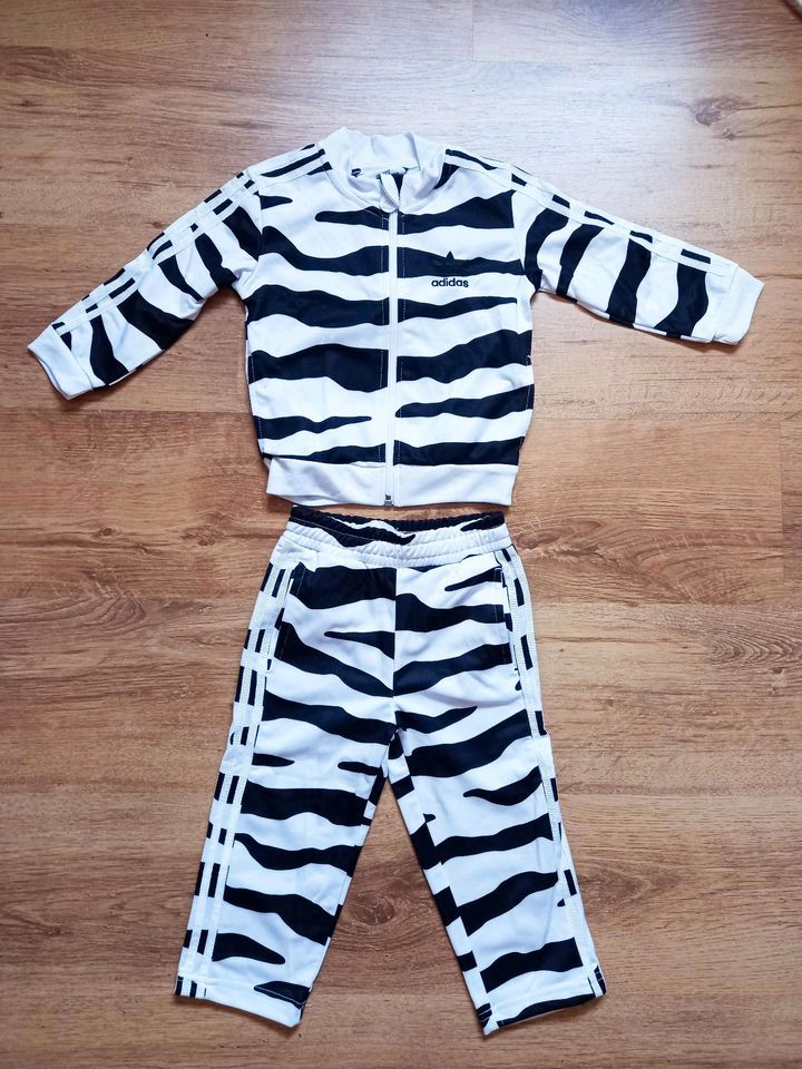 Adidas x Jeremy Scott Jogger White Tiger Kids Trainingsanzug in  Nordfriesland - Husum | Babykleidung Größe 86 kaufen | eBay Kleinanzeigen  ist jetzt Kleinanzeigen