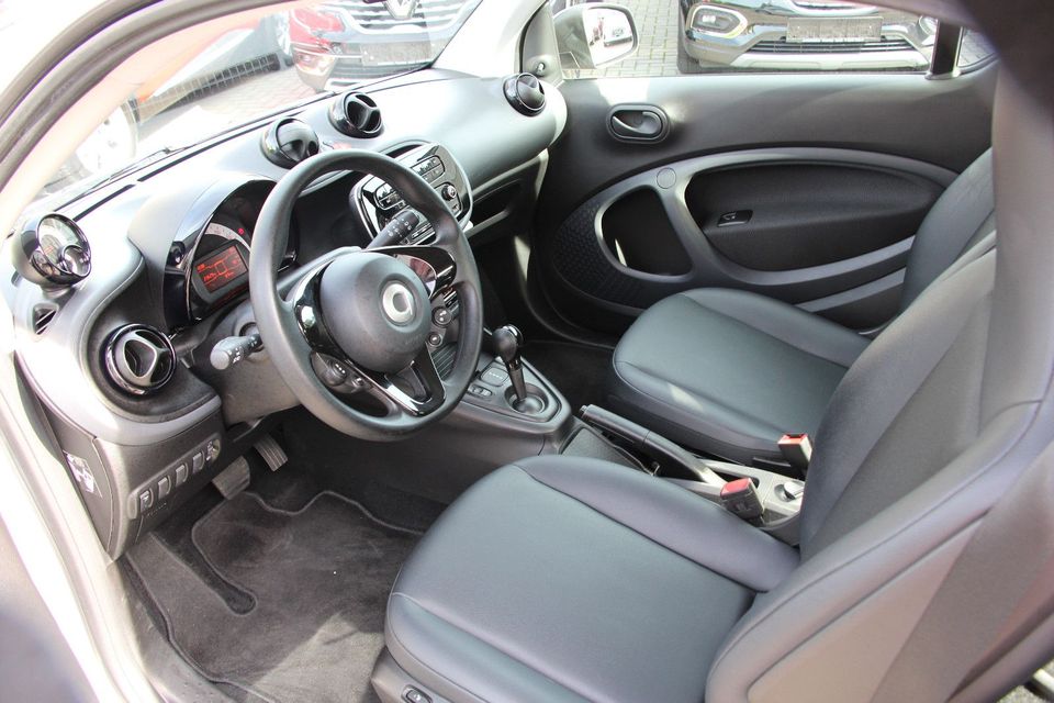 Smart ForTwo fortwo coupe electric drive / EQ AUT,SHZG in Hilden