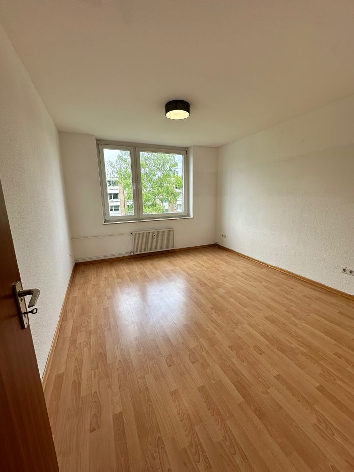 **ANFRAGESTOPP!!** - Großzügige 3- Zimmer-Wohnung mit Balkon und Gäste WC in toller Wohnanlage in Krefeld