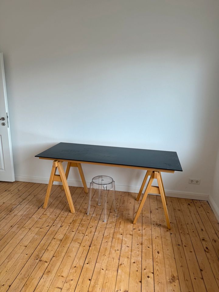 Schreibtisch auf Böcken mit schwarzer Glasplatte in Oldenburg