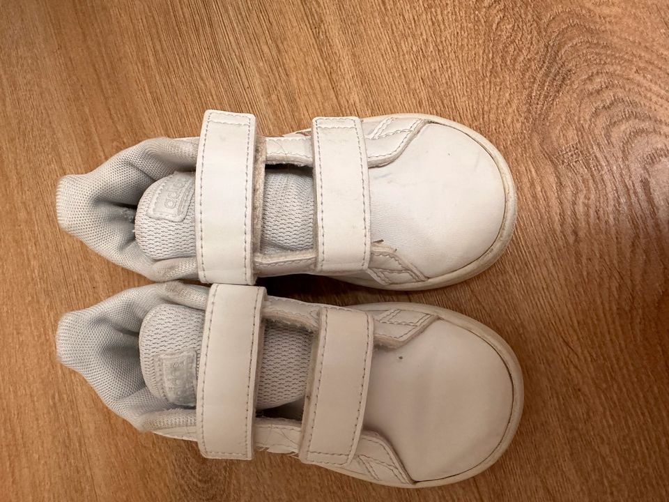 2 weiße Kinderschuhe Adidas Nike glänzend Größe 25 in Berlin