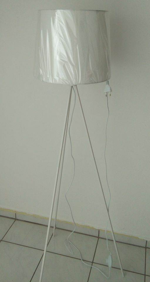 Stehlampe weiß, Höhe: ca. 1,48m, NEU in Landau a d Isar