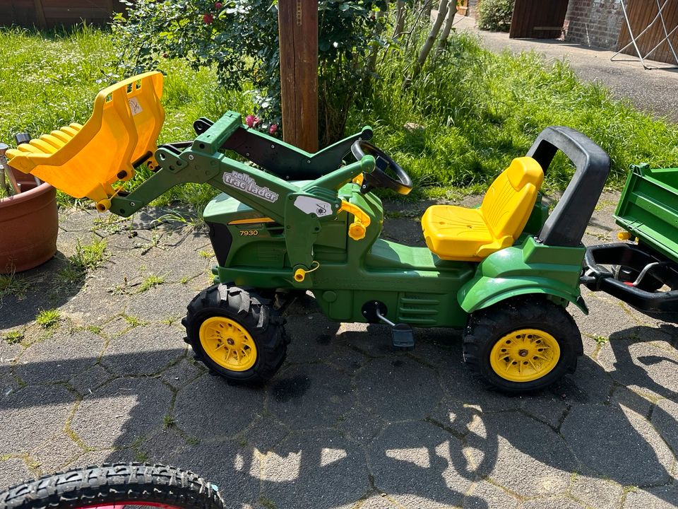 Traktor mit Gummireifen und Anhänger in Jülich