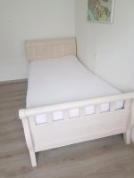 Wunderschönes weißes Bett massiv Holz Nordrhein-Westfalen - Oerlinghausen Vorschau