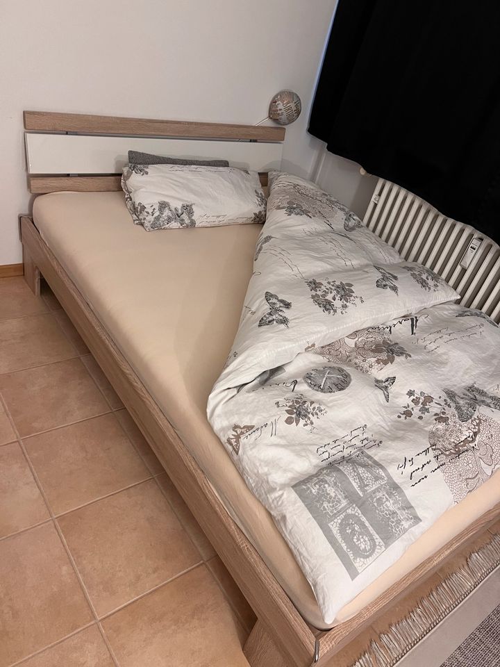 Schlafzimmer Bett -> 140x200 mit Lattenroste ohne Matratzen in Berlin