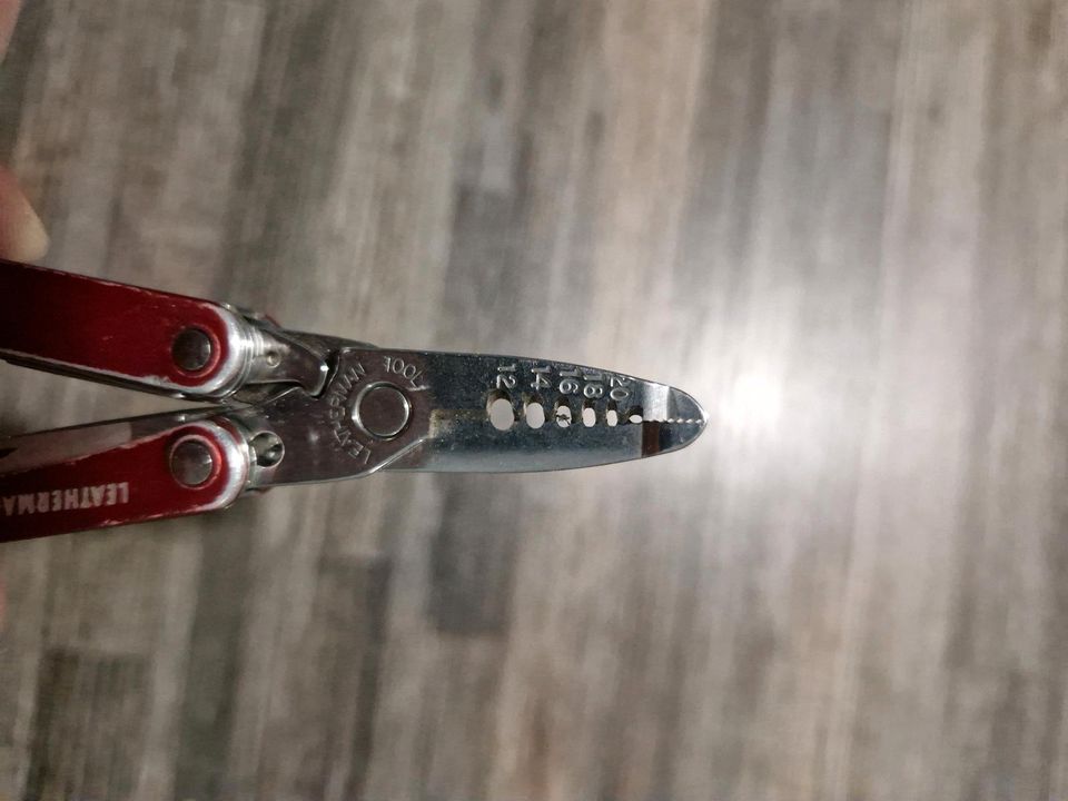 Leatherman Squirt ES4 rot Elekrtiker Mini Multitool Messer rar in Mannheim