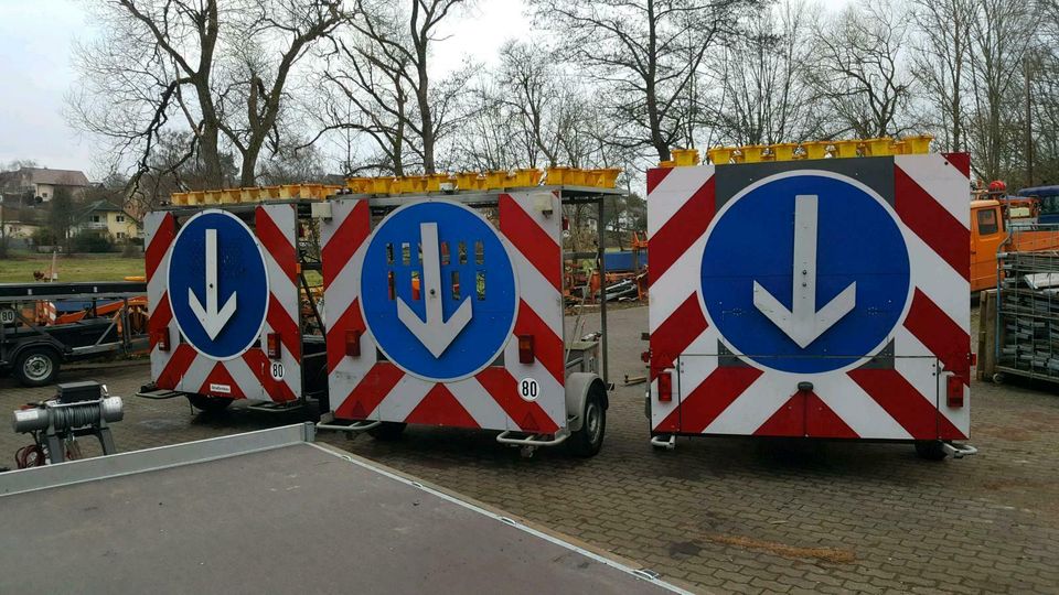 Fahrbare Absperrtafel Vz616  Leittafel  Verkehrsleitanhänger in Selters