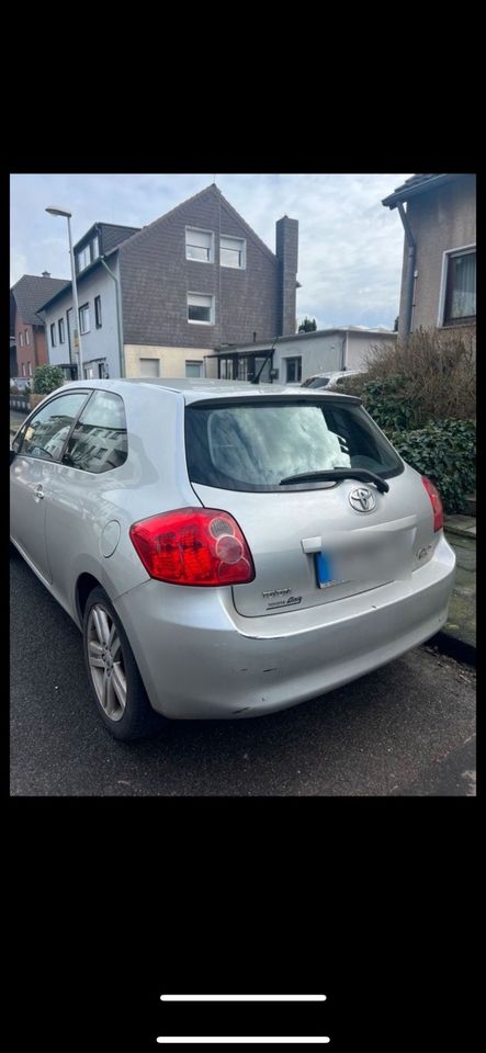 Toyota Auris 2.2 Diesel in Leverkusen