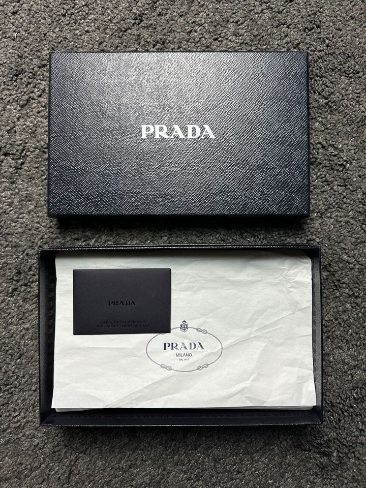 780€ PRADA Phone Bag Umhänge Tasche Saffiano Leder Clutch in Berlin