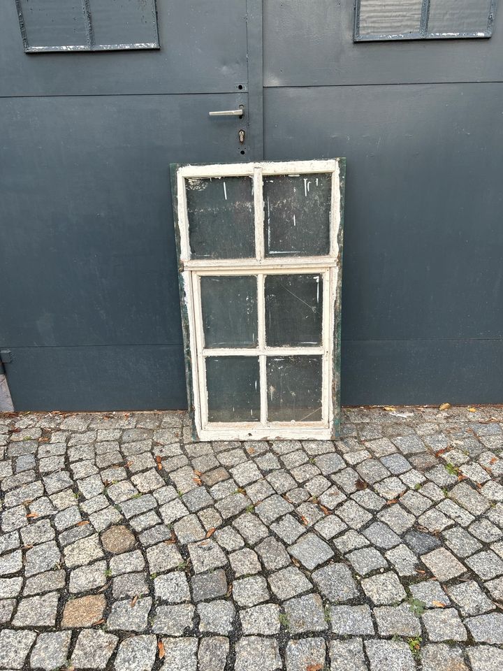 Altes Fenster mit Rahmen, Antikes Fenster, Stallfenster, Glas in Strahwalde