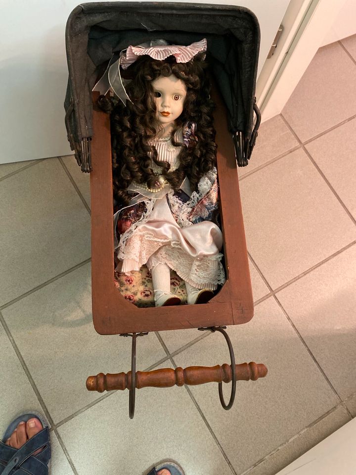 Puppe mit Puppenwagen in Duisburg