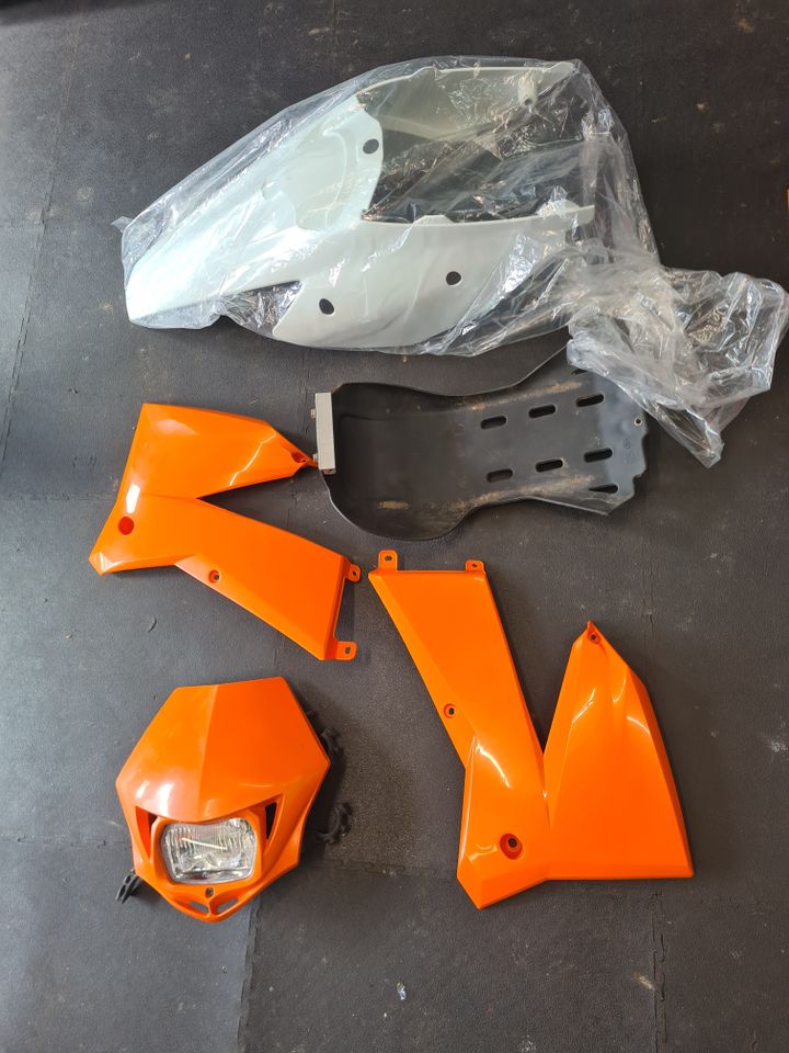 Plastiksatz Scheinwerfer KTM EXC 250 125  2004 Verkleidung Heck in Frammersbach