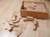Holzbauklötze - Baukid 80 Kiste plus 5 Riegel und 10 Keile Bayern - Gröbenzell Vorschau