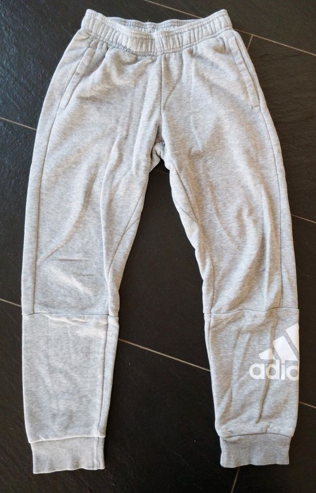 Adidas Trainingshose Jogging Sport Hose grau Größe 140 Neuwertig in Grettstadt