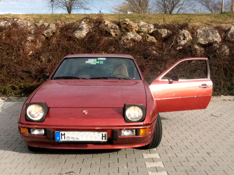 gut erhaltener Oldtimer Porsche 924 aus der ersten Generation in München