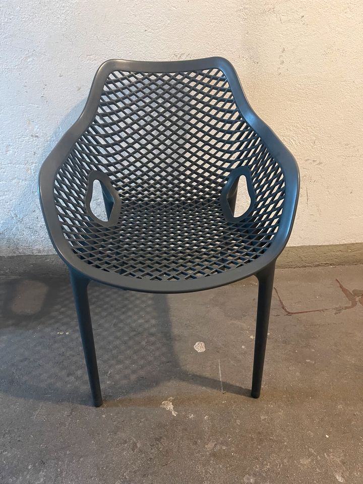 Stuhl, Kunststoff, dunkelgrau in Nürnberg (Mittelfr)