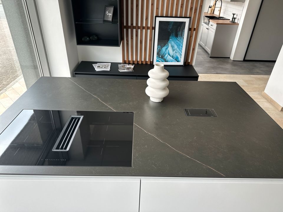 Schüller Küche Miele Geräte/ Keramik Arbeitsplatte/Nische,Neolith in Paderborn