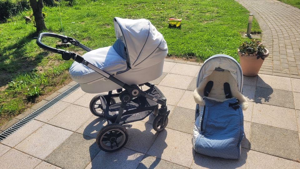 Kinderwagen Teutonia mit viel Zubehör in Enger