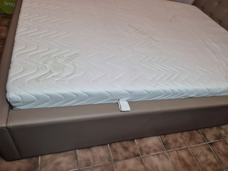 Bett mit gestepptem Kopfteil + Lattenrost + Matratze in 140x200cm in Herrieden