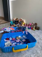 Barbies mit Kinder, Kleidung und Koffer Nordrhein-Westfalen - Stolberg (Rhld) Vorschau