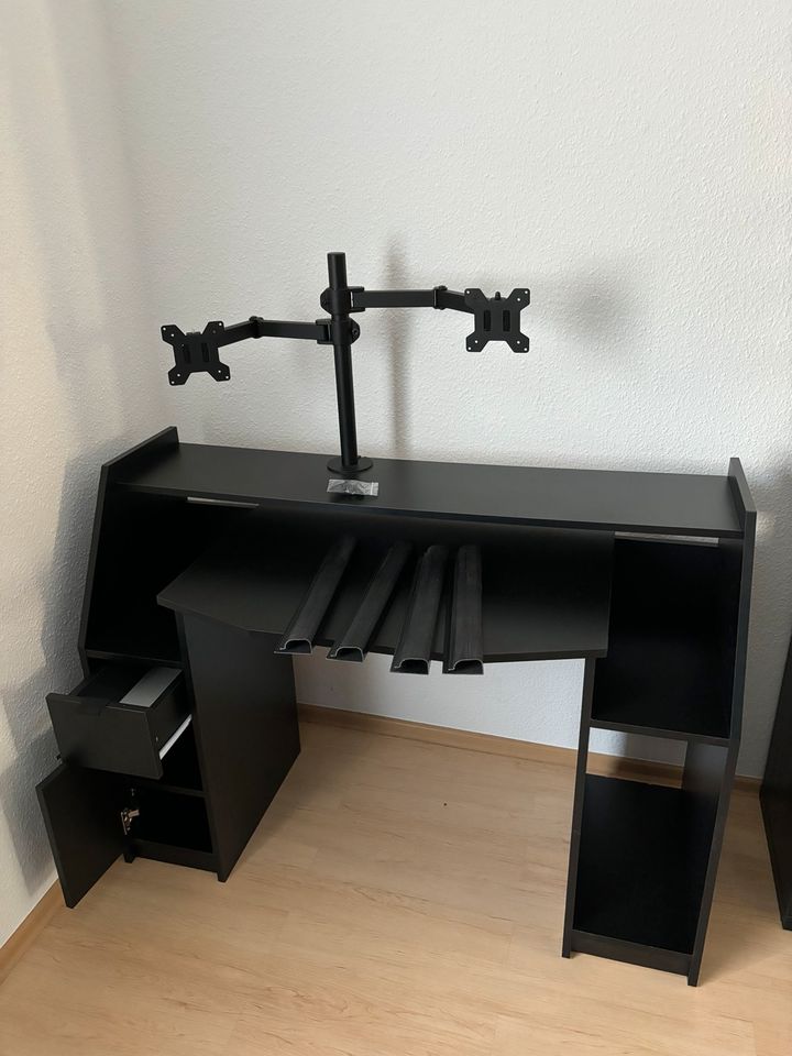 Schreibtisch + zweifache Monitorhalterung und Kabelkanälen in Mutterstadt