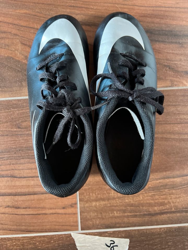 Fußballschuhe Nike Schwarz Größe 36 Nokenschuhe in Diera-Zehren