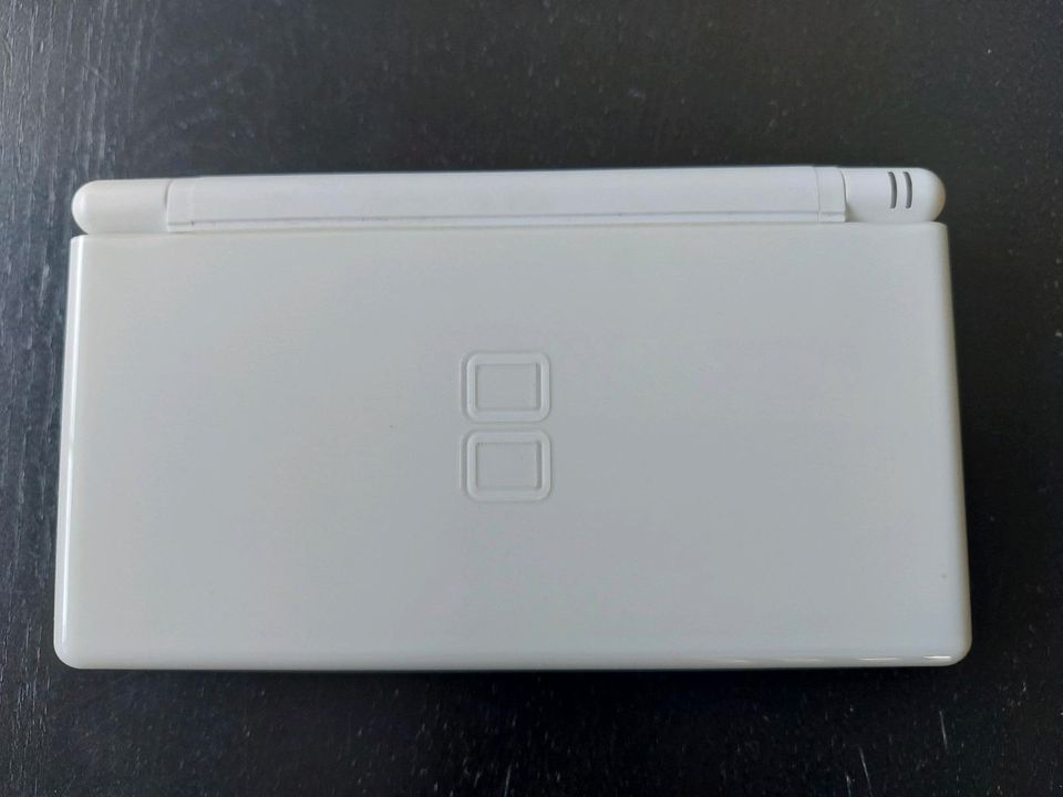 Nintendo DS Lite in weiss mit 4 Spielen in Hamburg