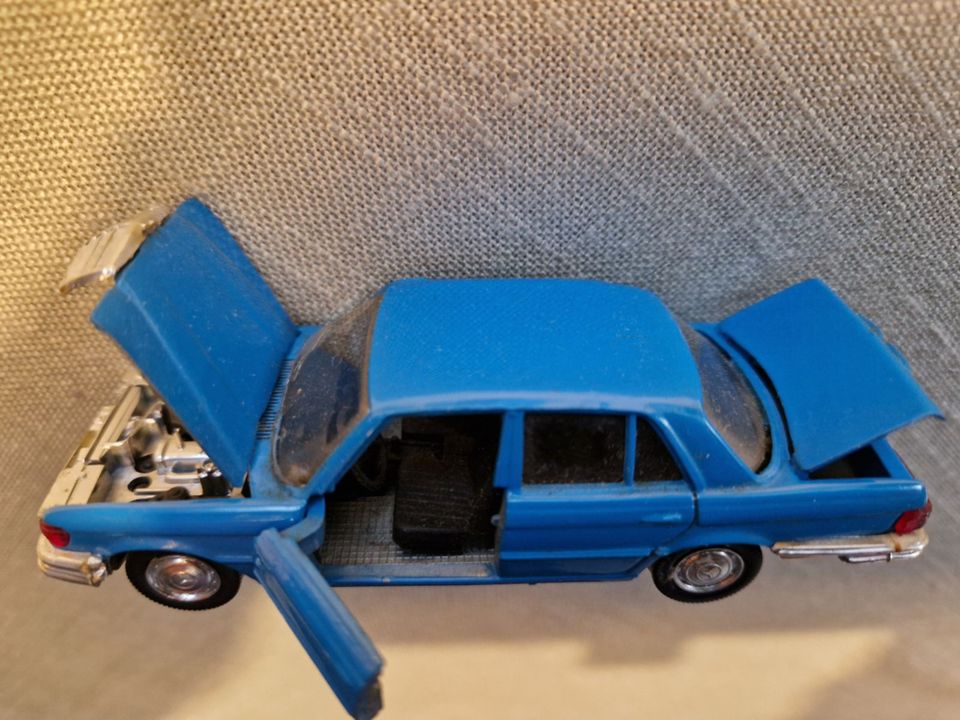 Mercedes Benz 350 SE, Modell von Schuco 1:43 in Bad Nauheim