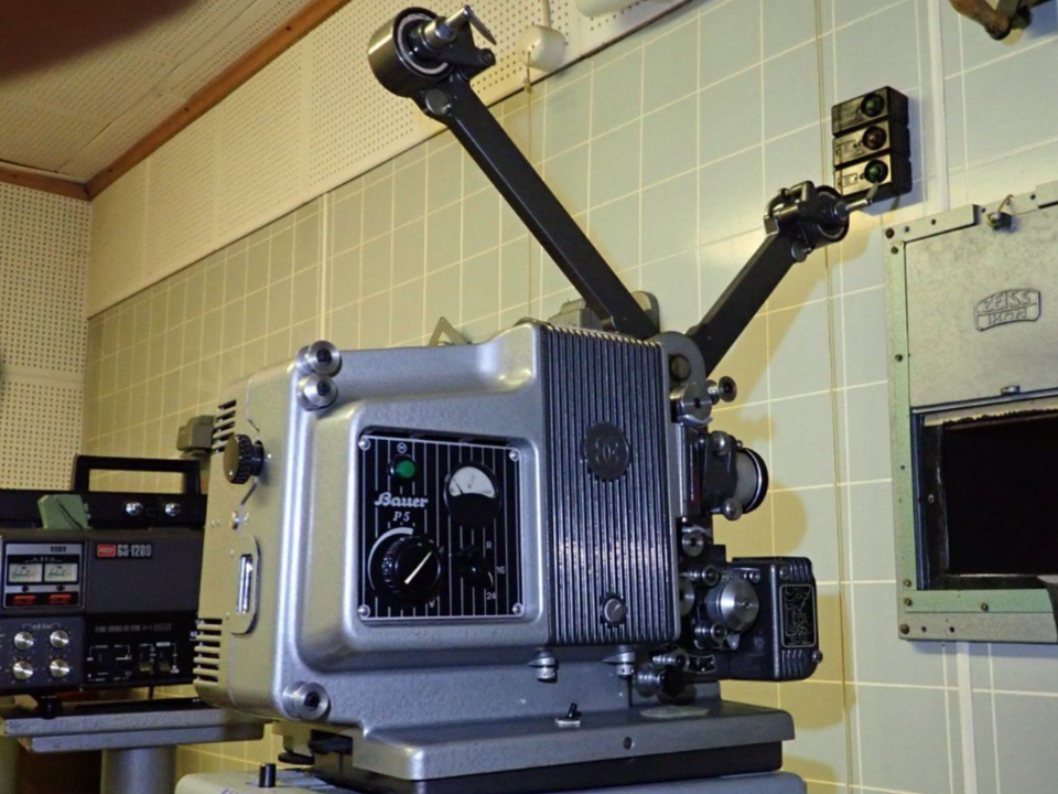 Historischer Filmprojektor mit Verstärker Bauer P5 16mm 1960 in Hamburg