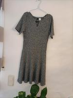 Kurzärmliges dünnes Strickkleid in 34 Bayern - Tacherting Vorschau