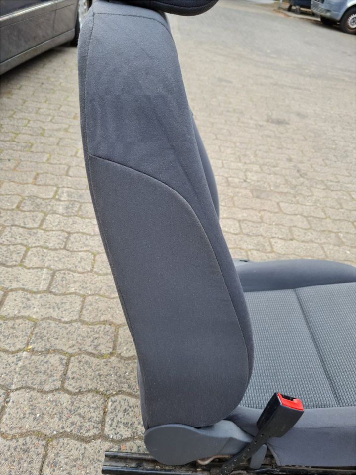 VW Golf 5 Fahrersitz Sitz vorne links 4/5-Türer in Neumünster