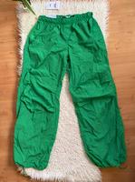 Mittelgrüne baggy Parachute Pant / Cargo Hose von Bershka Hannover - Döhren-Wülfel Vorschau