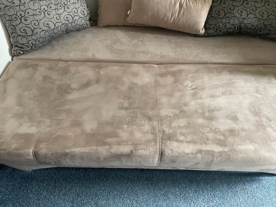 Schlafsofa / Couch mit Bettkasten 1,20 x 1,90 und Kissen in Hameln