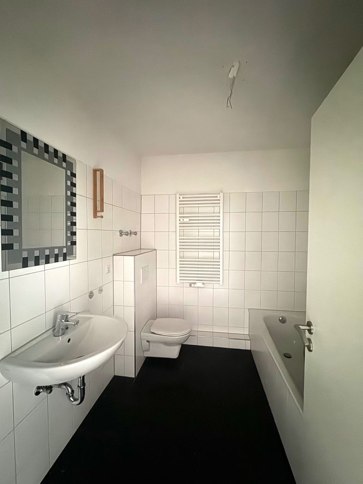 **Schriftliche Anfragen** - Helles Apartment in gepflegtem Mehrfamilienhaus + großer Balkon - 1 Zimmer in Duisburg