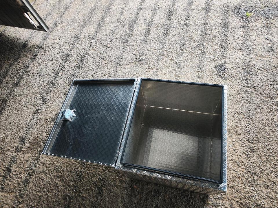 Alu Case Box Koffer Camping Transport Werkzeug Camper Wohnmobil in Offenau