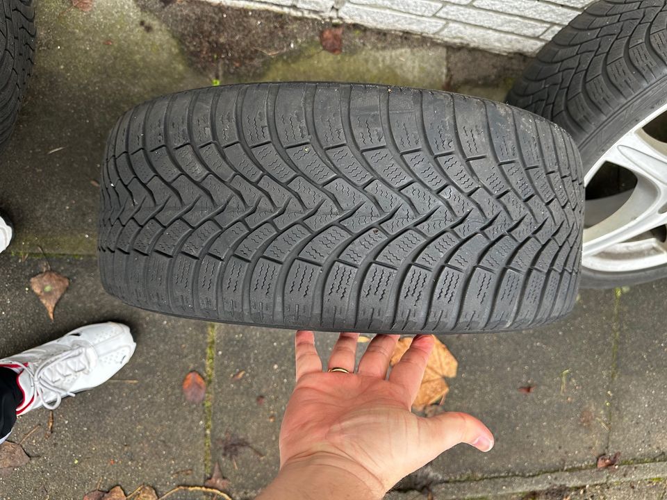 Winterreifen auf Alufelge Kia Ceed Plugin -Falken 225/45 R17 94V in Hamburg